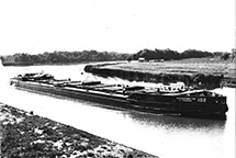 Steel canal boat ILI-102, near Weedsport