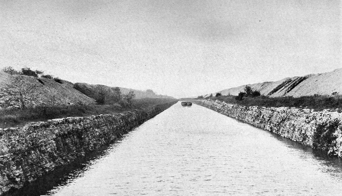 Channel in rock cut near Rochester