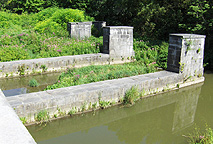 Nine Mile Creek Aqueduct - detail of the piers