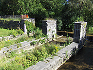 Centreport Aqueduct - looking southeast at the heelpath side supports