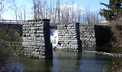 Mud Creek Aqueduct -- supports for the old canal prism