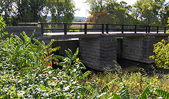 The north (towpath) side of the aqueduct, looking southwest